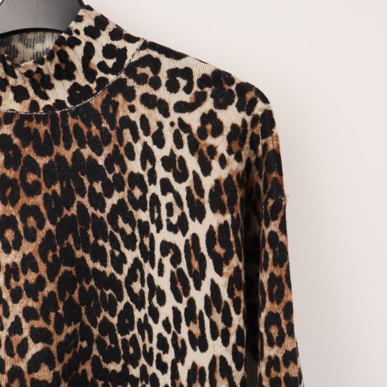 Närbild av leopardmönster och halsringning på tröja