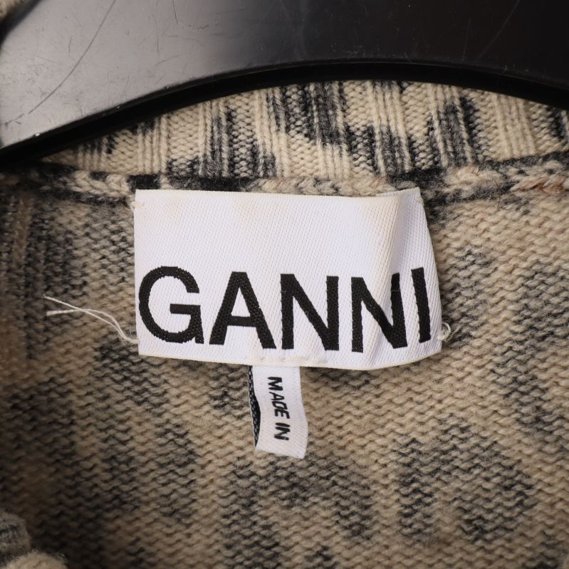 Märkesetikett med texten 'GANNI'