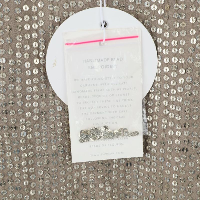 Närbild av materialet och label