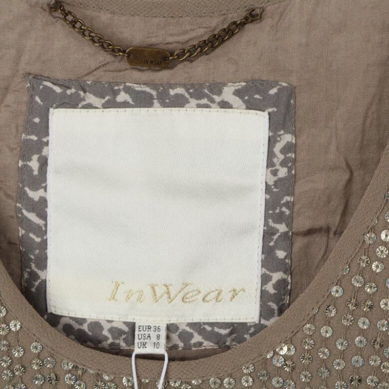 Närbild av InWear etiketten och storleksinfo