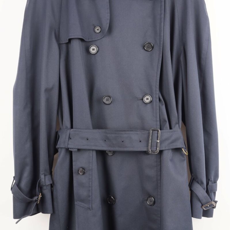 Trenchcoat med knäppning och bälte framifrån