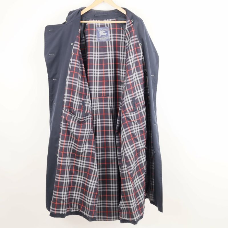 Trenchcoat öppen framifrån med rutigt foder synligt