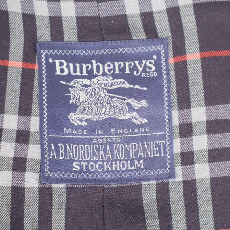 Etikett från Burberrys med logga och text