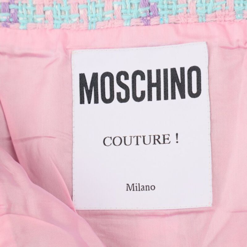 Moschino etikett på rosa tyg med text