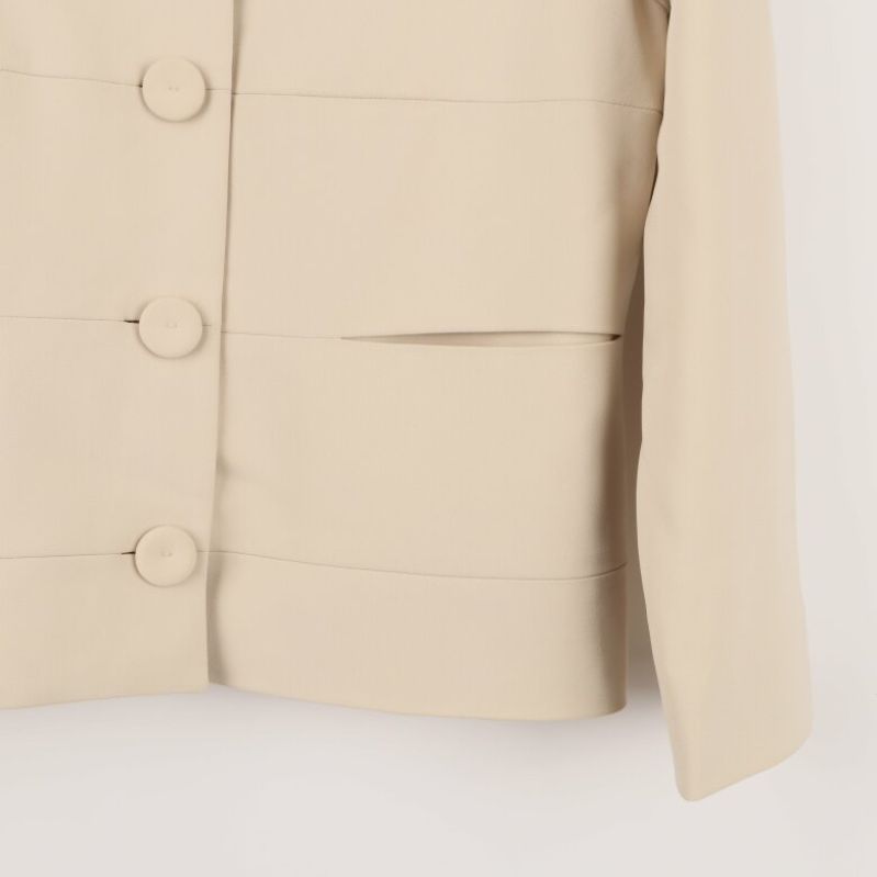Beige kavaj med knappar framtill