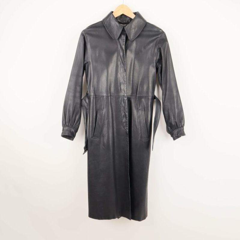 Framsidan av lång svart skinnrock