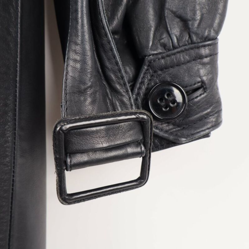 Närbild på rockens ärmdetalj