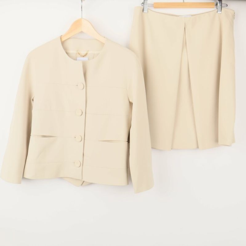 Beige kavaj och kjol tillsammans 