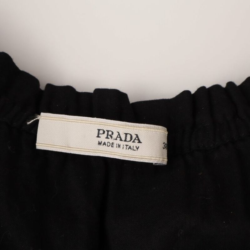 Prada etikett på svart plagg
