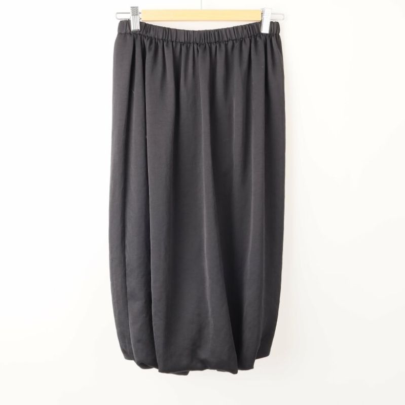 Svart kjol med elastisk midja, bakifrån