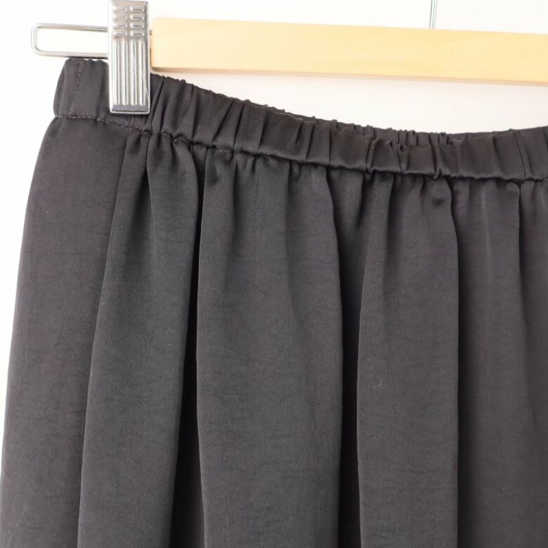 Närbild av elastisk midja på svart kjol