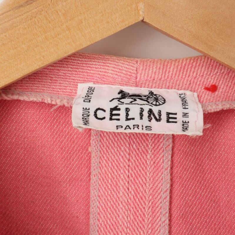 Närbild på CÉLINE Paris etikett