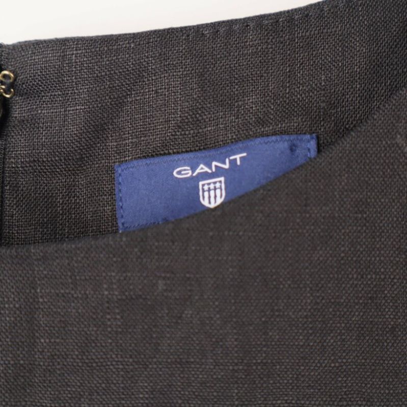 Närbild av GANT logotypen på klänningens insida
