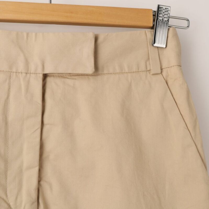 Framsidan av beige kjol 