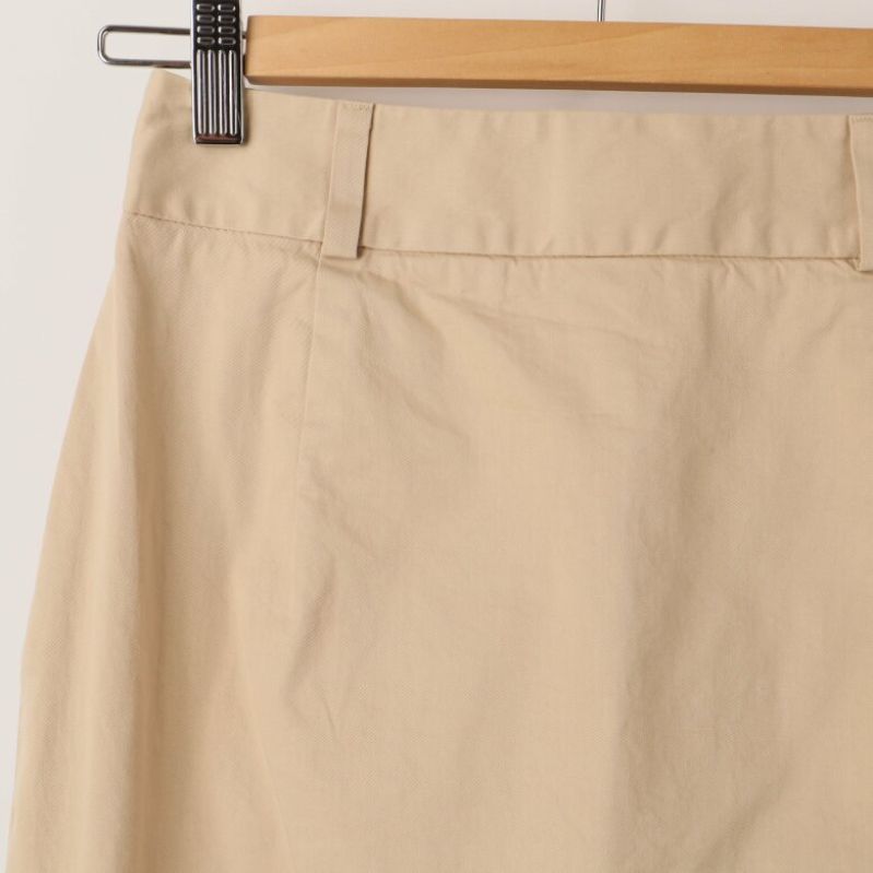 Baksidan av beige kjol 