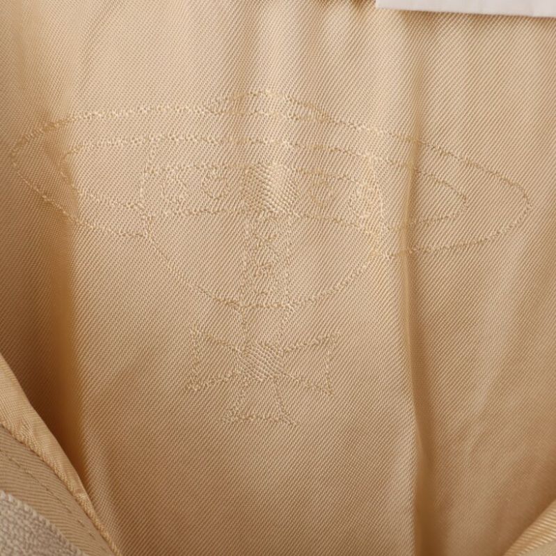 Broderad design inuti beige kjol