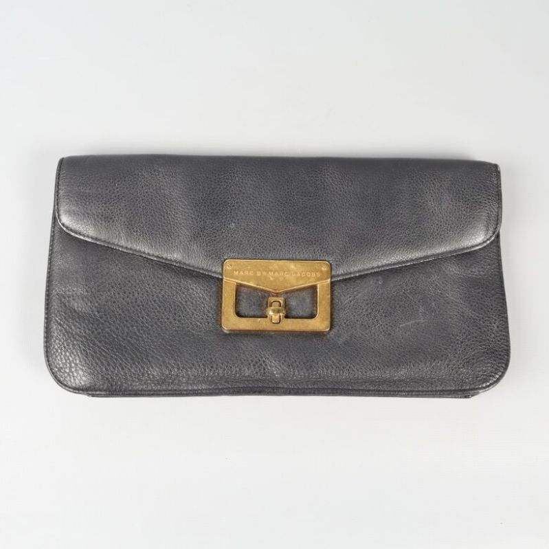 Stängd svart clutch med spänne