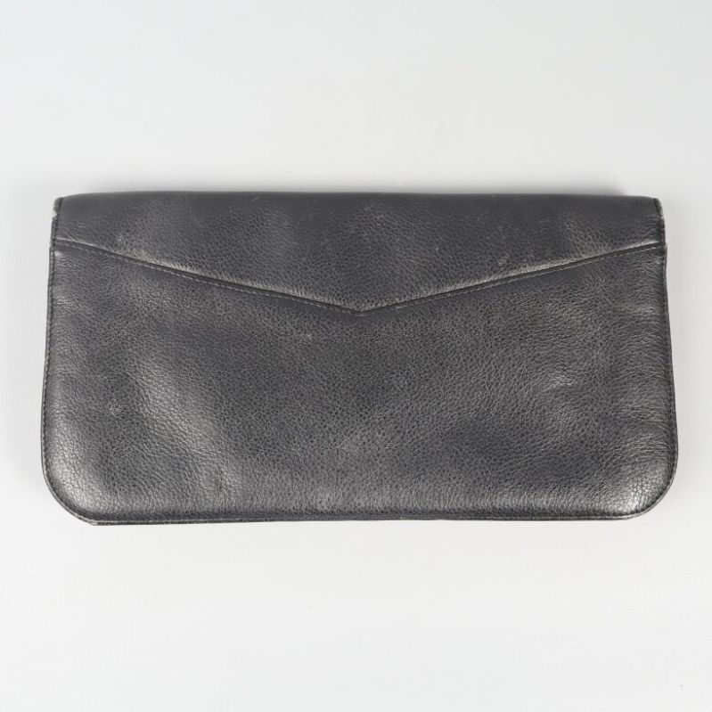 Baksidan av svart läderclutch