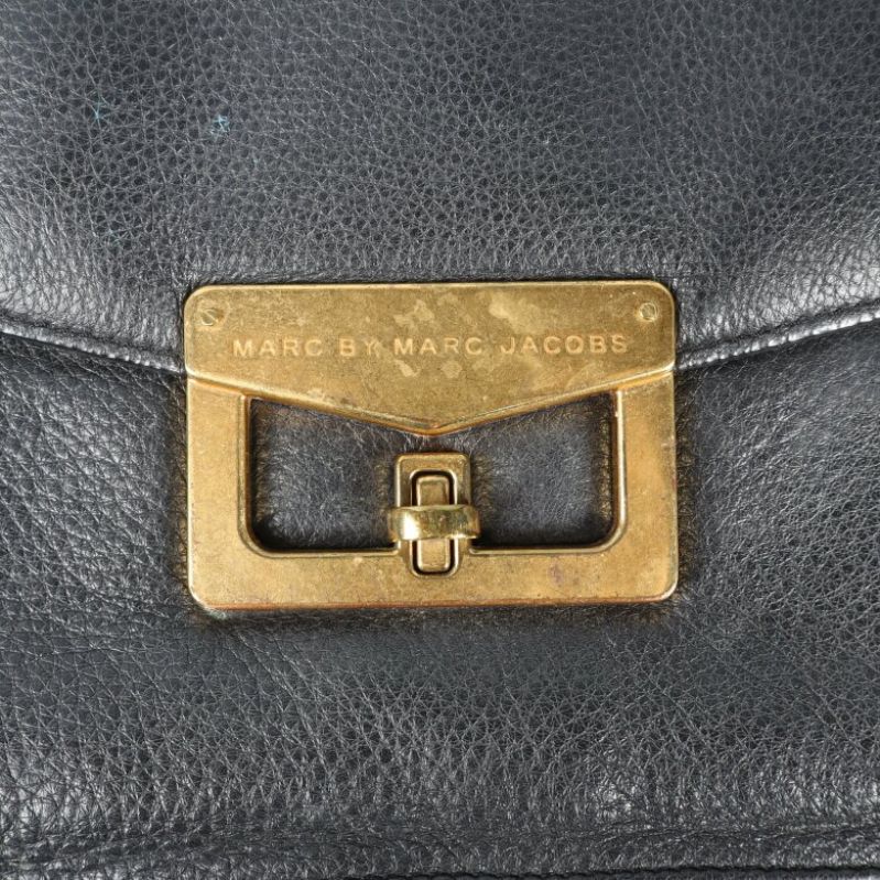 Gyllene metallspänne på clutch