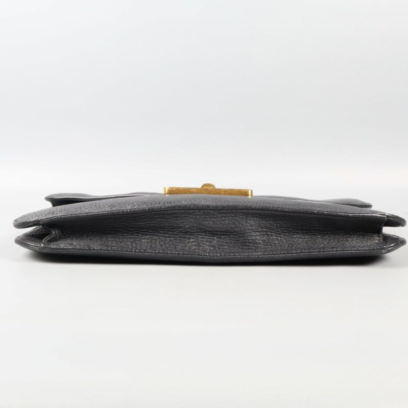 Bottenvy av svart läderclutch
