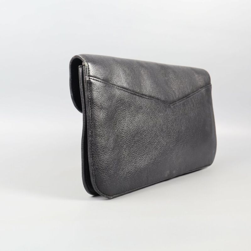 Svart läderclutch från sidan