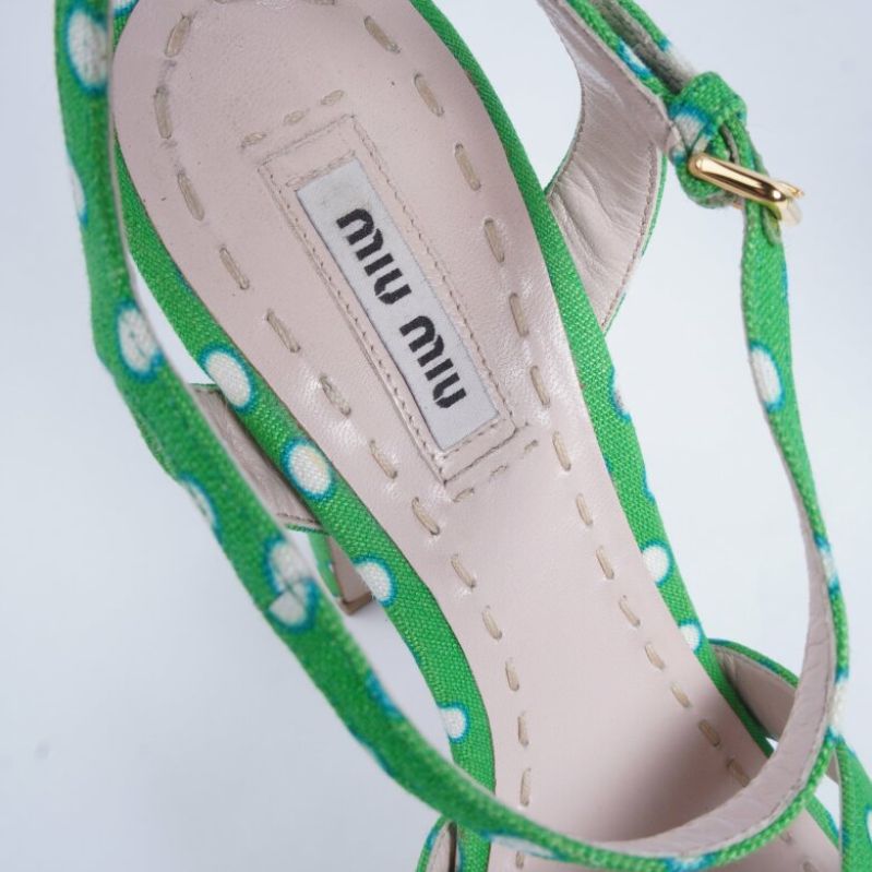 Inre sula med Miu Miu logo