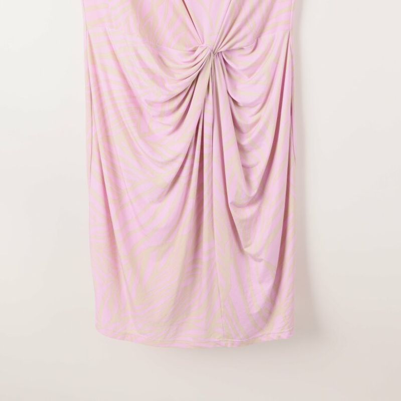 Drapering i detaljbild på klänningens framsida