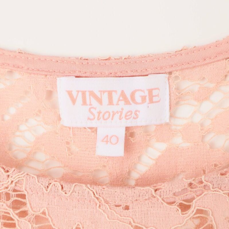 Närbild av Vintage Stories etikett på klänningen