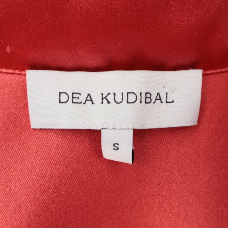 Närbild av etiketten: 'Dea Kudibal'