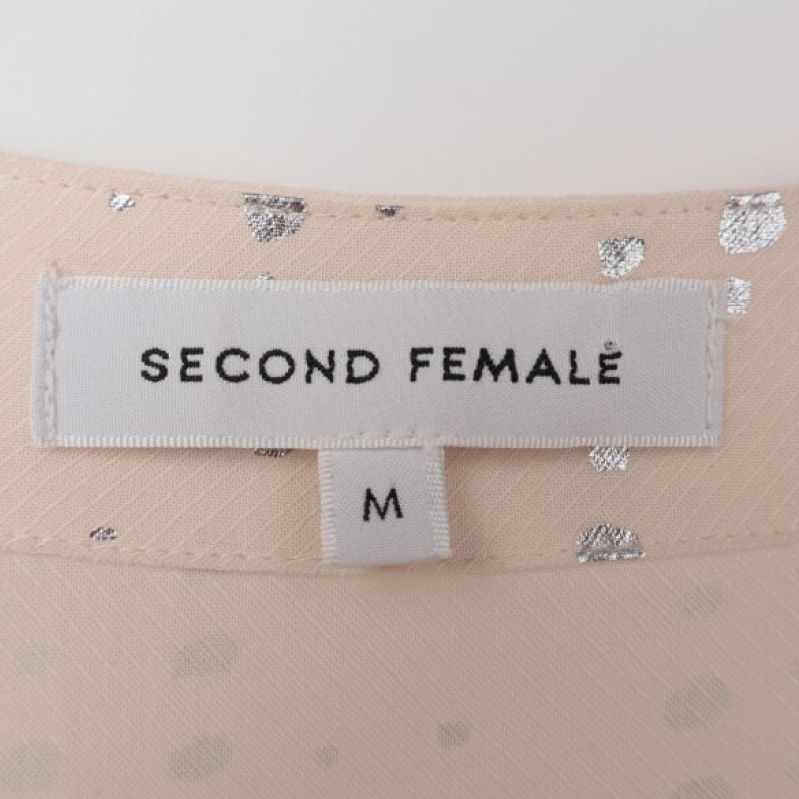 Närbild av Second Female med etiketten
