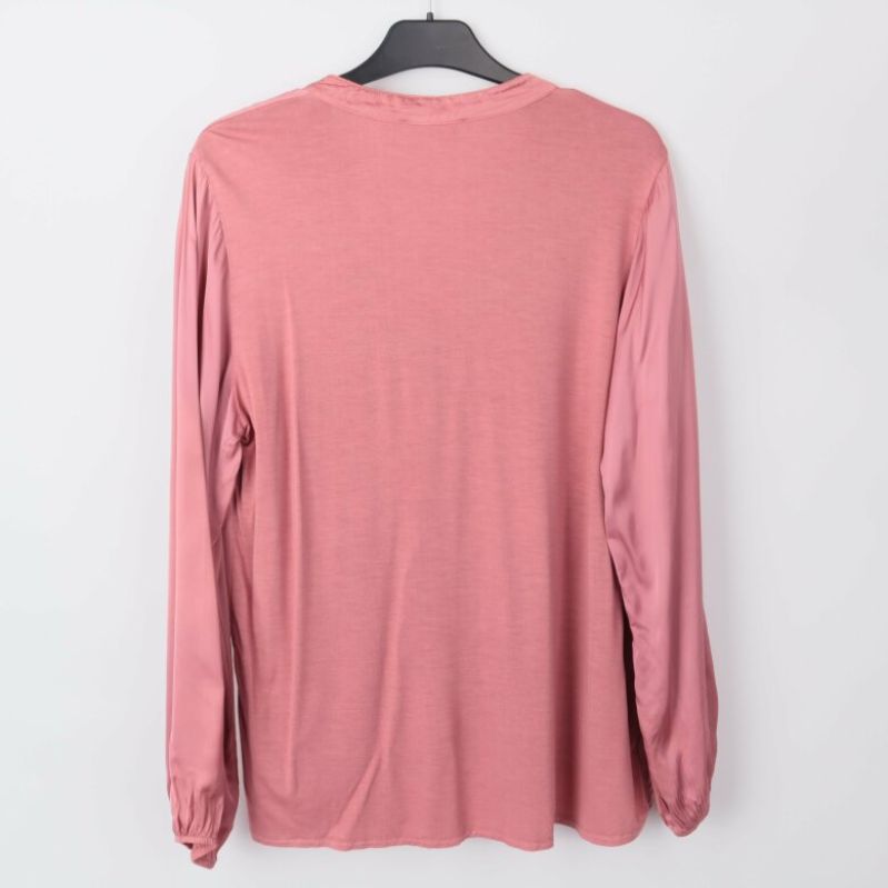 Rosa blus bakifrån med slät yta