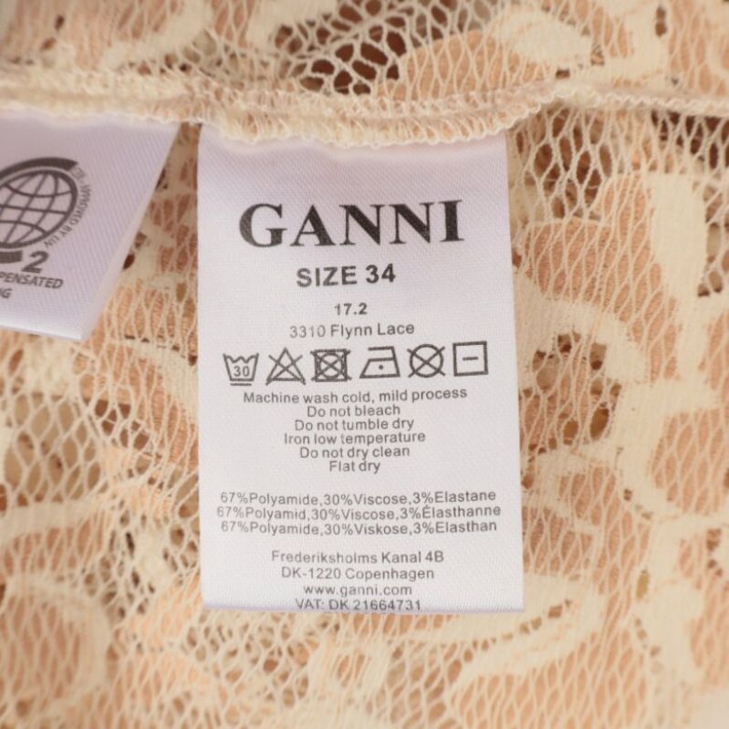 Tvättråd och logga på Ganni spetsblus