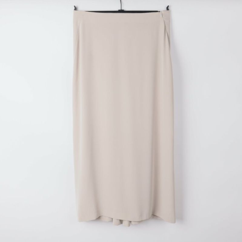 Beige kjol framifrån