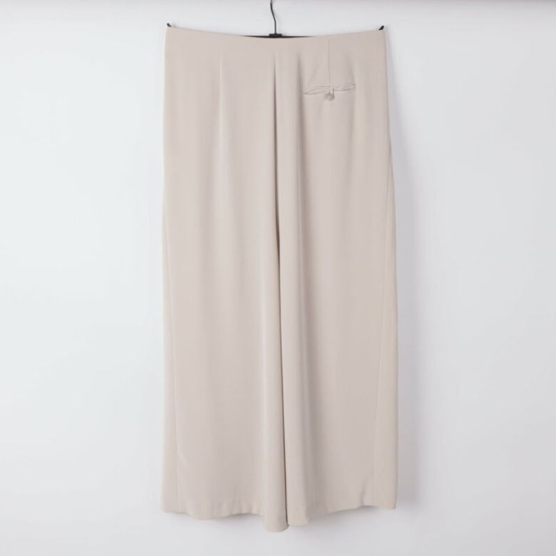 Beige kjol bakifrån med veck