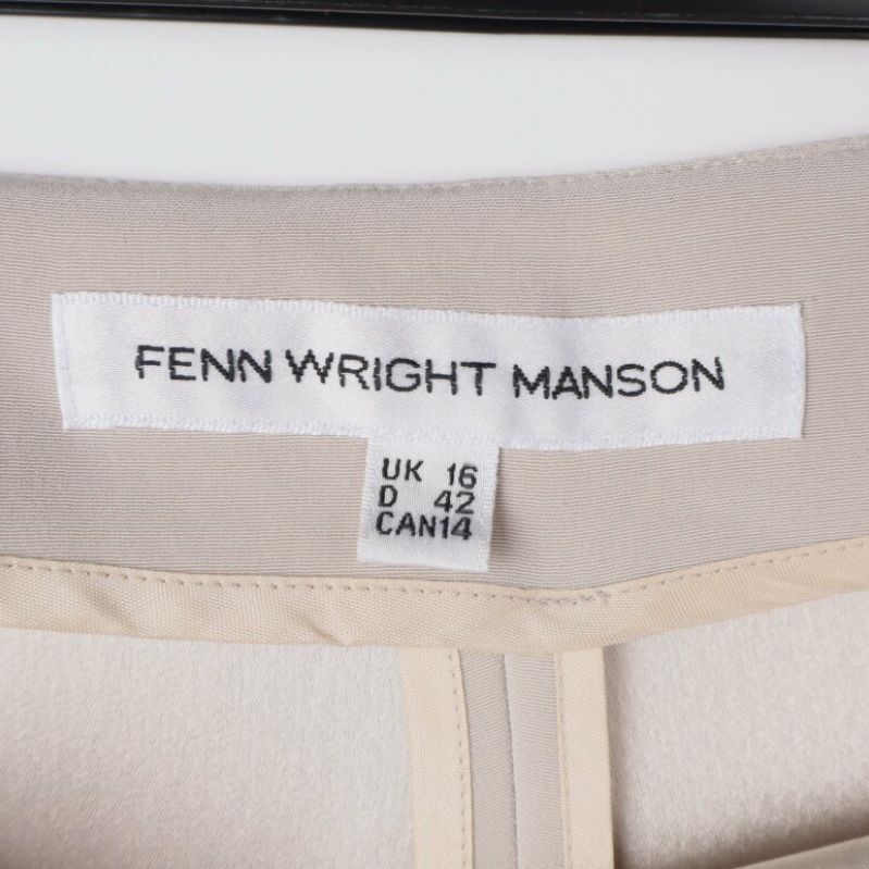Närbild på Fenn Wright Manson-etiketten