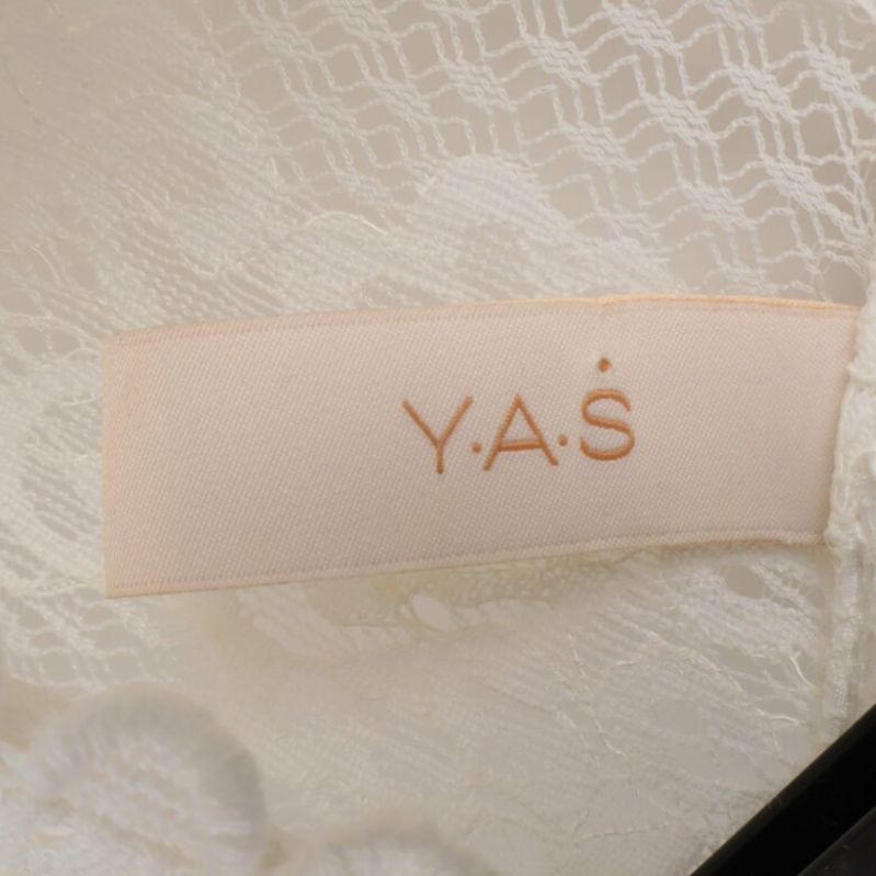 Närbild av märkesetikett: Y.A.S på klänningen