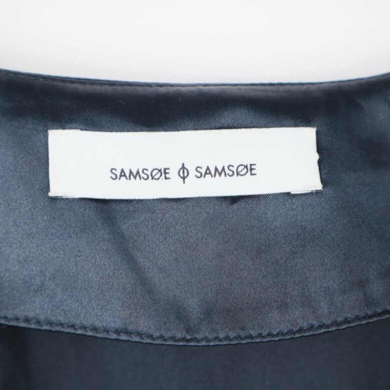 Närbild av Samsøe & Samsøe logotyp på etiketten
