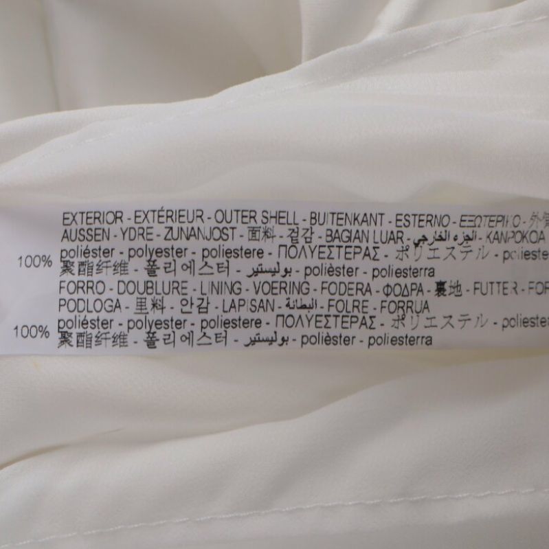 Materialetikett i klänningen visar 100% polyester