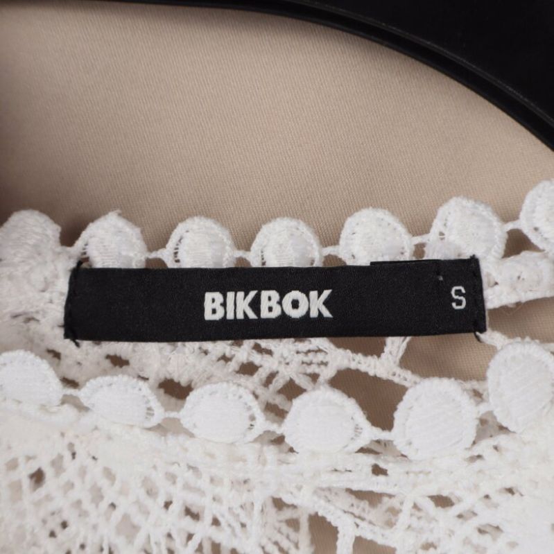 Närbild av klädmärket och storlek: Bik Bok S