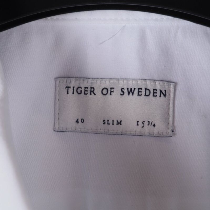 Närbild på Tiger of Sweden etiketten