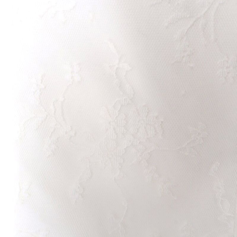 Närbild av blommönstrad textur på klänningen