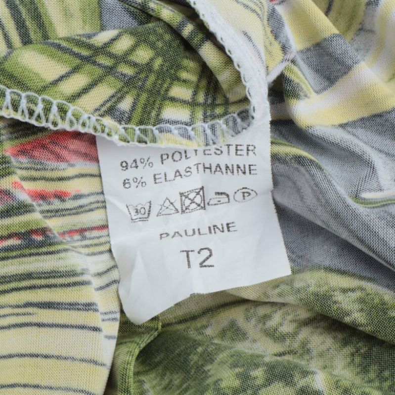 Materialetikett; 94% polyester och 6% elastan