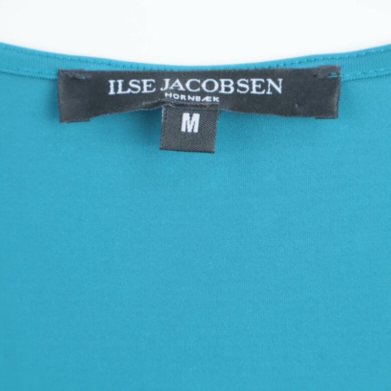 Närbild av Ilse Jacobsen etiketten på klänning