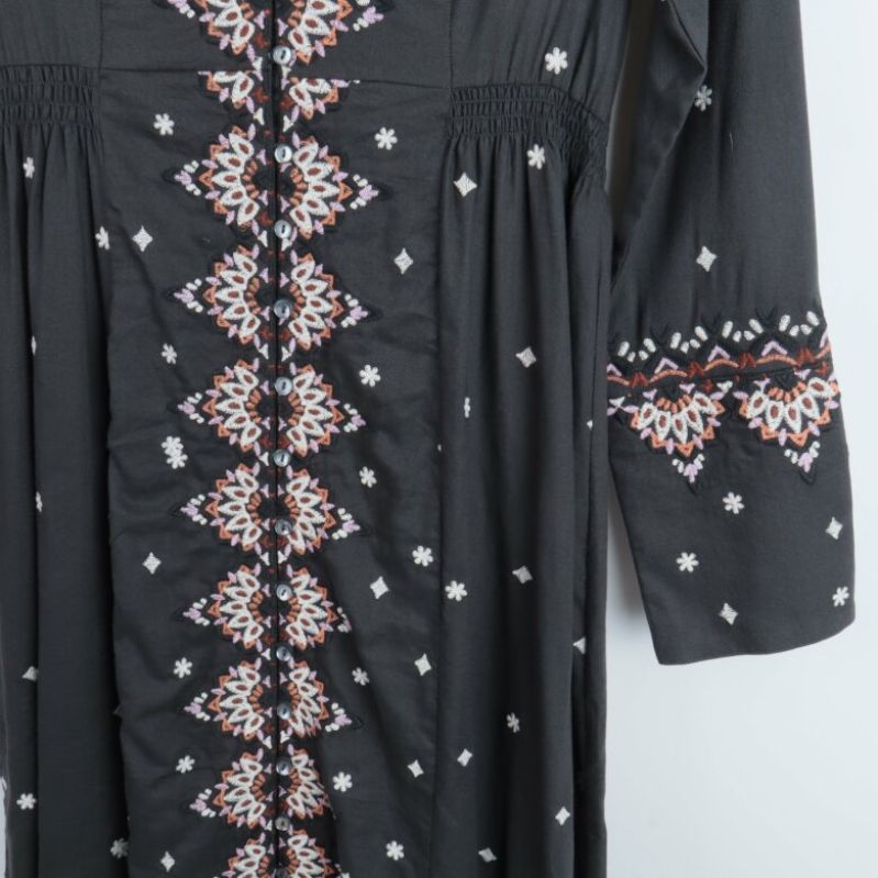 Broderade detaljer på klänningens framsida