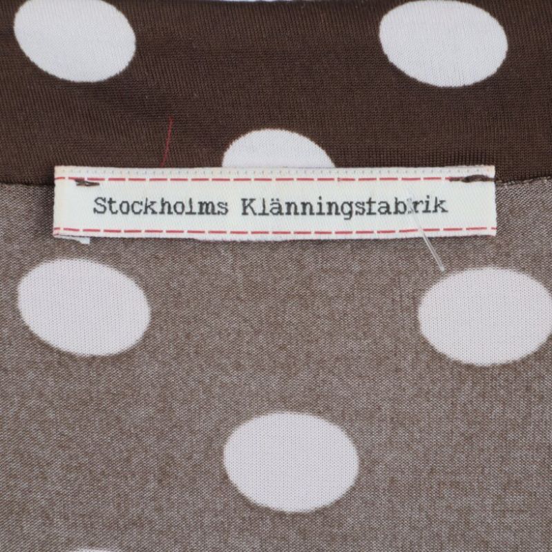 Närbild av Stockholms Klänningsfabrik etiketten