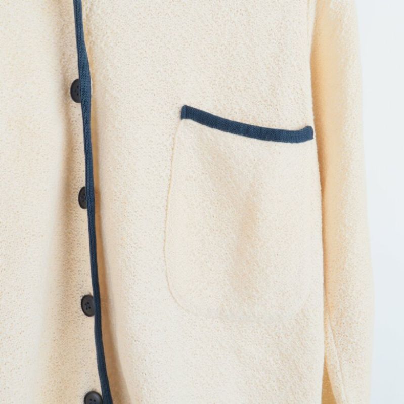 Ljus stickad cardigan med mörka kanter