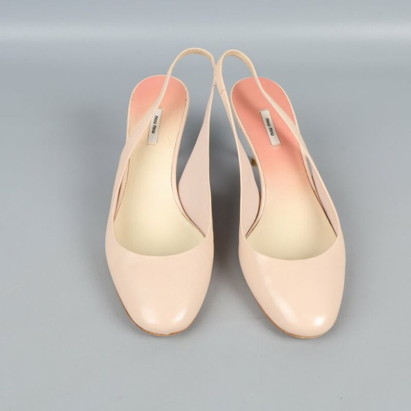 Frontvy på beige slingback skor