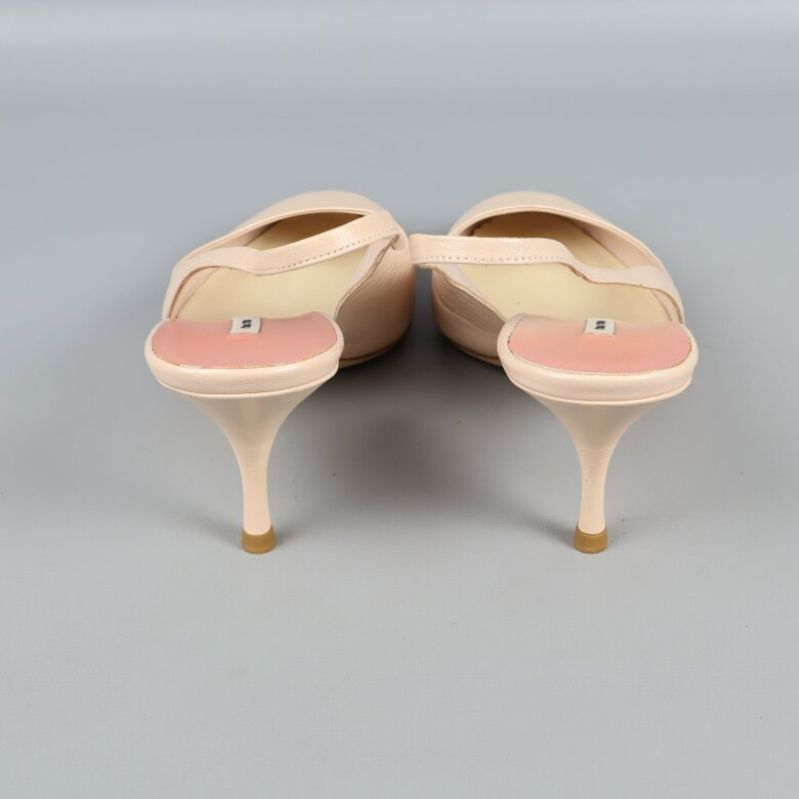 Beige klackskor bakifrån