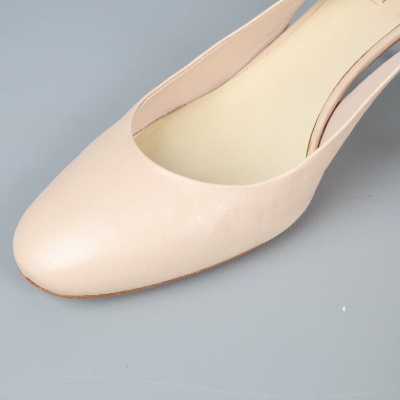 Närbild på spetsig tå på beige sko