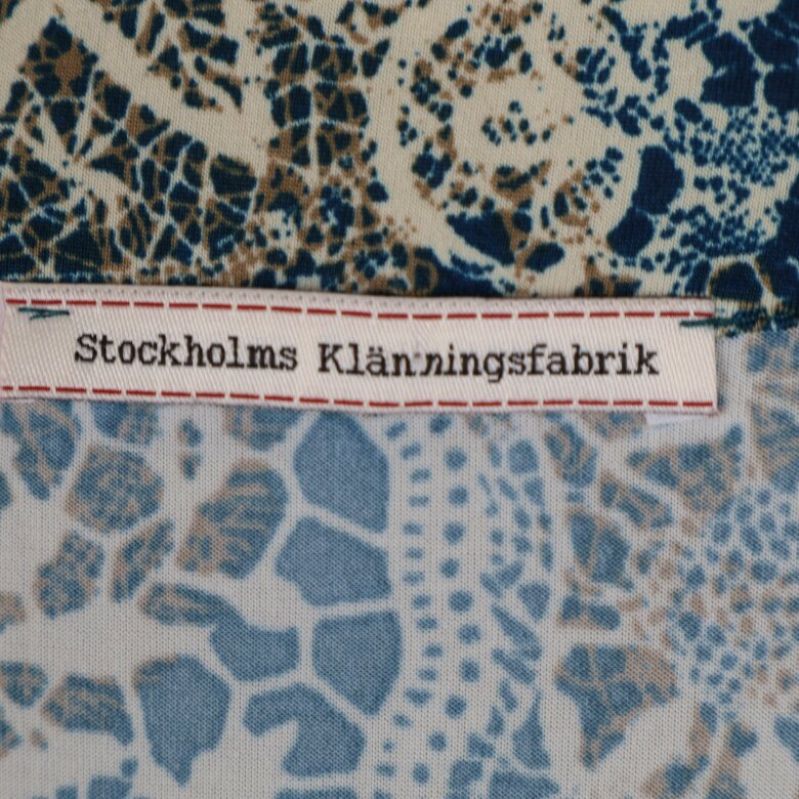 Stockholms Klänningsfabrik etiketten, på kragen